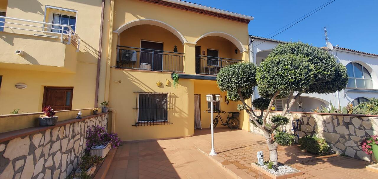 Casa -
                              L&acute;escala -
                              3 camere -
                              0 persone